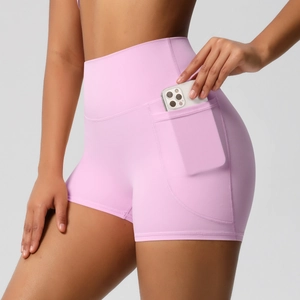 Détail d'un short de yoga rose taille haute avec poche latérale pour smartphone