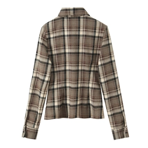 Vue arrière d'une chemise à carreaux ajustée en flanelle marron au design décontracté