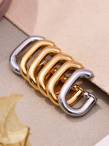 Détail des boucles en U en métal doré et argenté avec barre à vis pour sacs de luxe