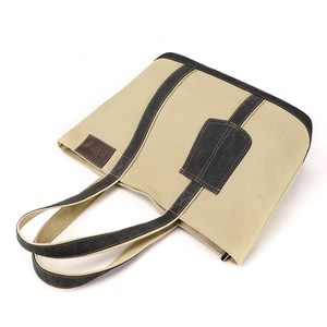 Minimalistische Canvas-Einkaufstasche in Creme mit dunkelgrauen Riemen und viel Stauraum