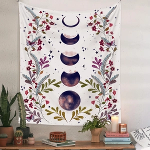 Détail d'une tapisserie phase de lune avec fleurs et papillons dans un décor bohème chic