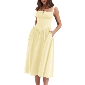 Vue détaillée d'une robe jaune clair sans manches avec boutons avant et poches latérales