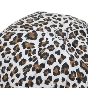 Dettaglio ravvicinato della corona con stampa leopardata e occhielli traspiranti