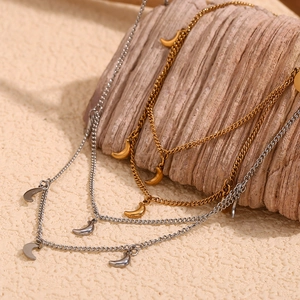 Collier double rang en acier inoxydable plaqué or 18K avec pendentifs en croissant de lune