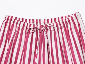 Détail du short à rayures rouges et blanches avec taille élastique à cordon et texture coton