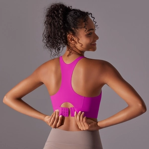 Détail du soutien-gorge de sport rose avec dos nageur et fermeture réglable