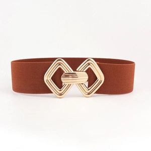 Détail macro de la boucle métallique losange dorée sur une large ceinture élastique marron