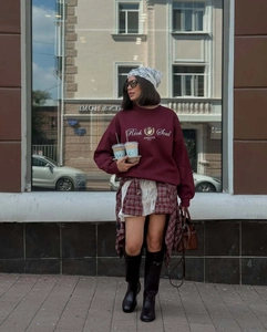 Détail d'un sweat bordeaux à manches longues avec broderie Rich Soul en style urbain chic