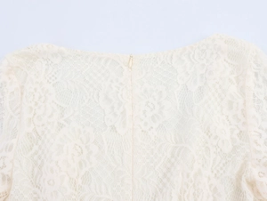 Detail der eleganten Blumen-Spitzentextur und des verdeckten Reißverschlusses am Kleid