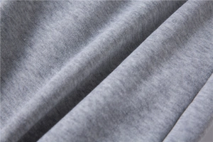 Gros plan du tissu en maille chiné gris doux pour survêtement de sport pour hommes