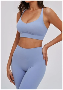 Detailaanzicht van de lila blauwe sportbeha en yoga-legging met hoge taille vanaf de zijkant