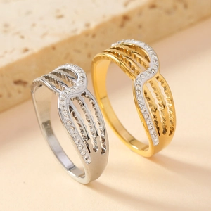 Moderne gedrehte Edelstahlringe in Gold und Silber mit funkelndem Kristallbesatz