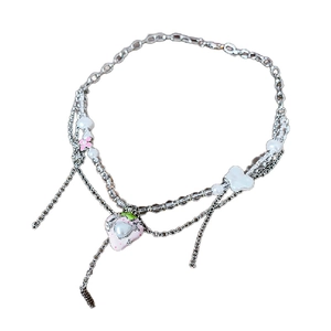 Zweilagige silberne Halskette mit süßem Erdbeeranhänger, Perlen und floralen Emaille-Details