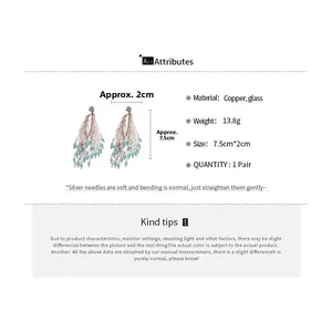 Détail de boucles d'oreilles à franges, dimensions 7.5x2cm et poids de 13.8g