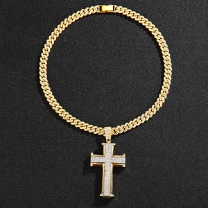 Détail du pendentif croix hip hop et chaîne cubaine sertis de strass brillants