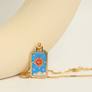Dettaglio della collana tarocchi placcata oro con sole rosso e smalto blu the sun design