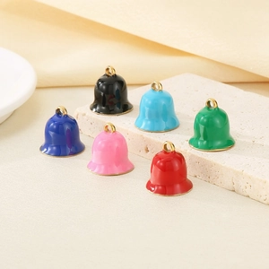 Pendentifs cloches de Noël colorés en émail avec des accents de bagues dorées
