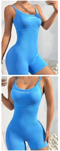 Détail de la combinaison de yoga bleue côtelée avec imprimé GYMWEAR sur la poitrine