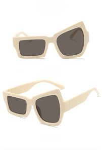 Vues détaillées de lunettes de soleil asymétriques crème avec verres gris sous divers angles
