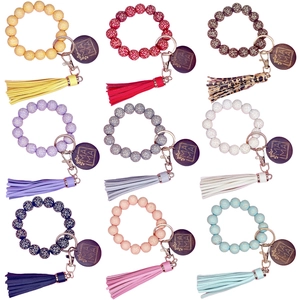 Porte-clés Bracelet en Perles de Bois Imprimé Léopard Avec Gland en PU Pendentif Rond MAMA Bracelet Porte-clés Cadeau pour Femme