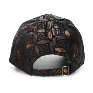 Vue détaillée de l'arrière de la casquette avec texture géométrique et boucle en métal