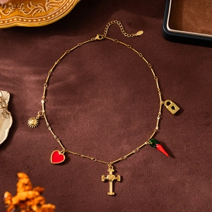 Magnifique collier en acier inoxydable plaqué or 18 carats avec divers pendentifs