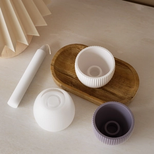 Dettaglio degli stampi in silicone a righe per candele e gesso su base di pietra