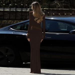 Robe maxi moulante marron foncé avec épaulettes dans un décor urbain très élégant