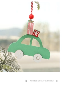 Adorno de coche de Navidad de madera verde menta con regalos colgado en un árbol