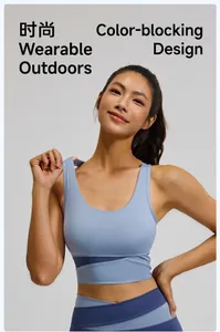 Détail de la brassière de sport bicolore avec ourlet croisé et tissu bleu élastique