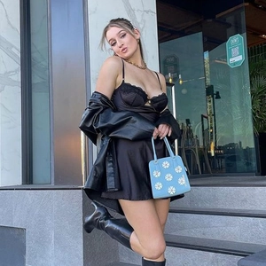 Dettagli abito sottoveste in pizzo con giacca di pelle e borsa floreale in stile street