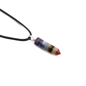 Dettaglio della collana con pendente esagonale in pietra naturale arcobaleno e corda
