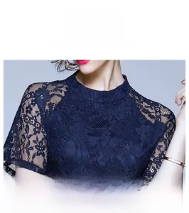Gros plan sur l'encolure ronde élégante et les détails en dentelle florale de la robe bleue