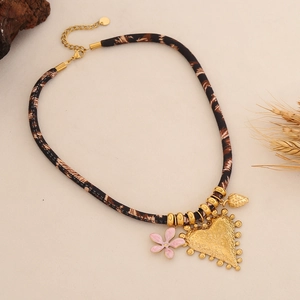 Dettaglio collana leopardata con ciondoli a cuore dorato e fiori rosa