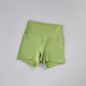 Dettaglio dei pantaloncini da yoga verde avocado a vita alta con ampia fascia e senza cuciture