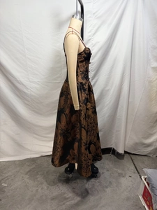 Vue latérale d'une robe longue évasée en jacquard marron foncé avec tissu tissé brillant