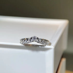 Vue macro de la bague en argent 925 en forme de V sertie de diamants zircones ronds