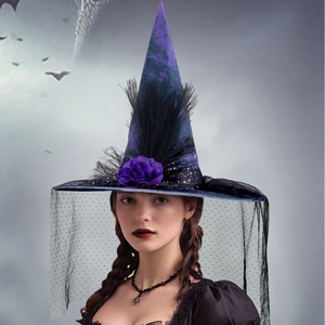Chapeau de sorcière gothique baroque avec fleurs mauves, plumes et voile de dentelle noir