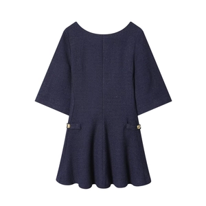 Robe en tweed bleu foncé avec manches mi-longues, boutons dorés et tissu tissé texturé