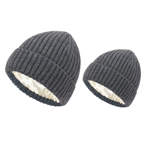 Détail de l'ensemble bonnet en maille gris foncé avec doublure en satin champagne doux