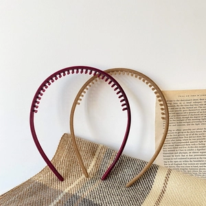 Close-up of velvet non-slip headbands with inner teeth in burgundy and brown