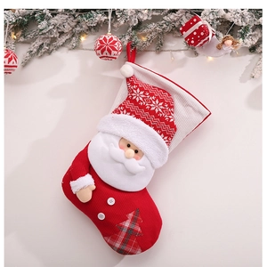Calza di Natale in maglia con Babbo Natale 3D e albero a quadri su sfondo bianco