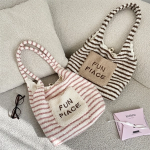 Detail der flauschig gestreiften Einkaufstasche mit FUN PLACE Stickerei und Druckknopf