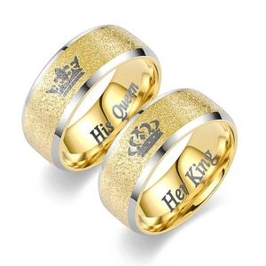 Dettaglio degli anelli di coppia oro e argento con corona King e Queen e incisioni