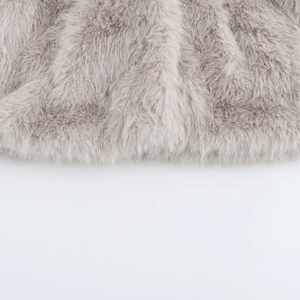 Detailansicht der weichen Kunstfell-Textur dieser grauen Herbst-Winter-Kurzjacke