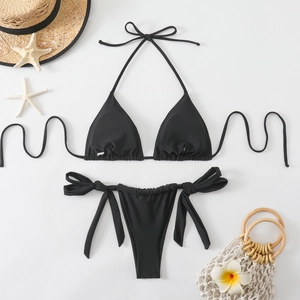 Piatto del set bikini a triangolo nero con lacci al collo e eleganti accessori da spiaggia