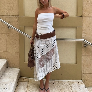 Jupe mi-longue à pois avec dentelle et haut court blanc avec ceinture en cuir marron