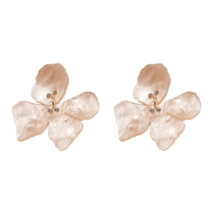 Retro resin flower earrings with pearlescent beige petals and sparkling rhinestones