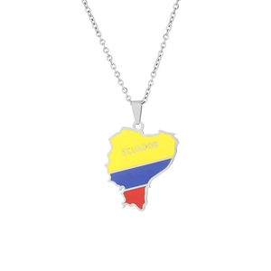 Detail der Ecuador-Halskette mit gelb blau rot emaillierter Flagge auf Silberkette