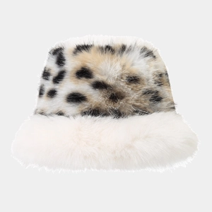 Detailaufnahme von Winter-Anglerhut mit Leopardenmuster und dickem weißem Plüschrand